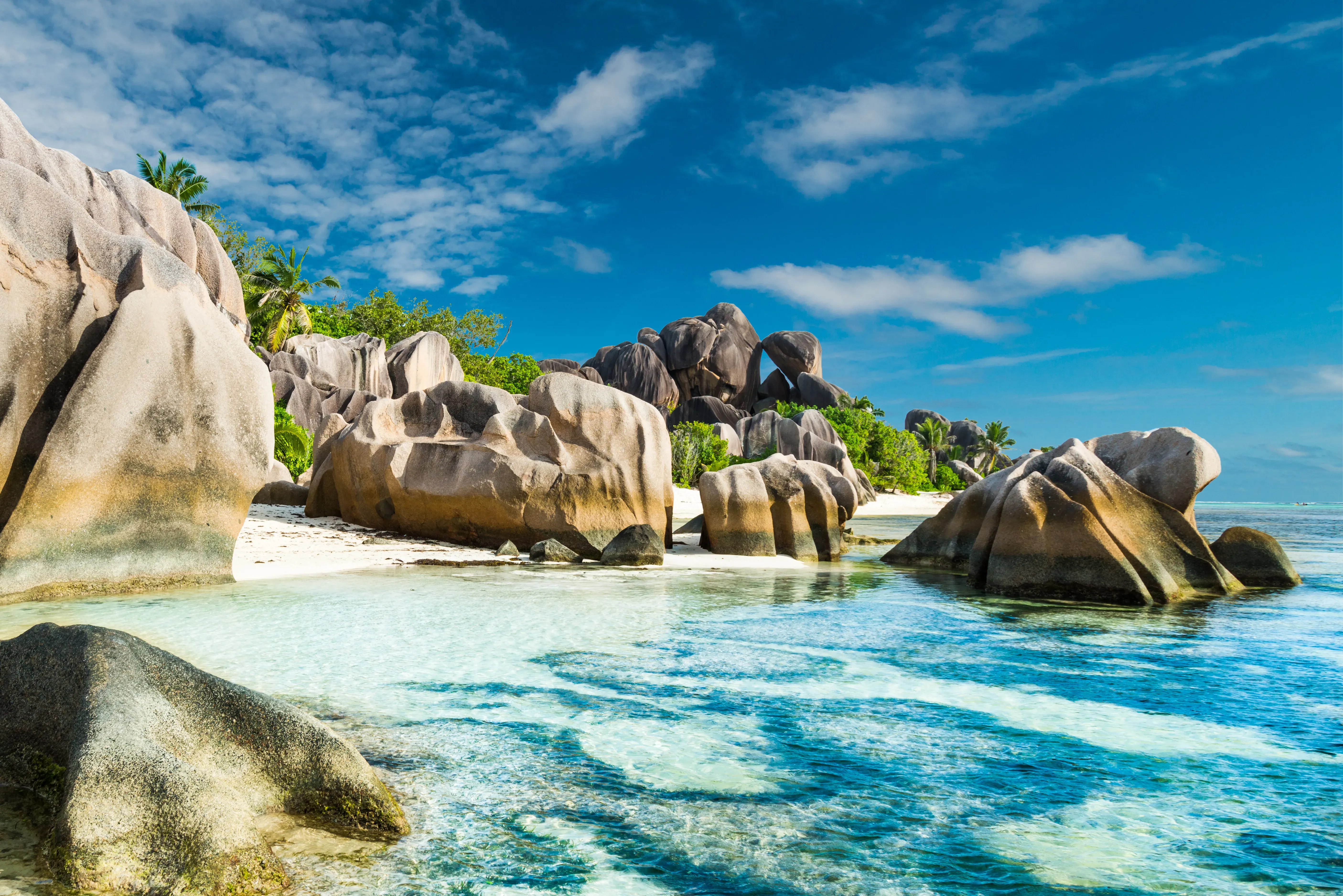 Granitfelsen, wei&szlig;er Sandstrand und t&uuml;rkisfarbenes Meer auf La Digue.