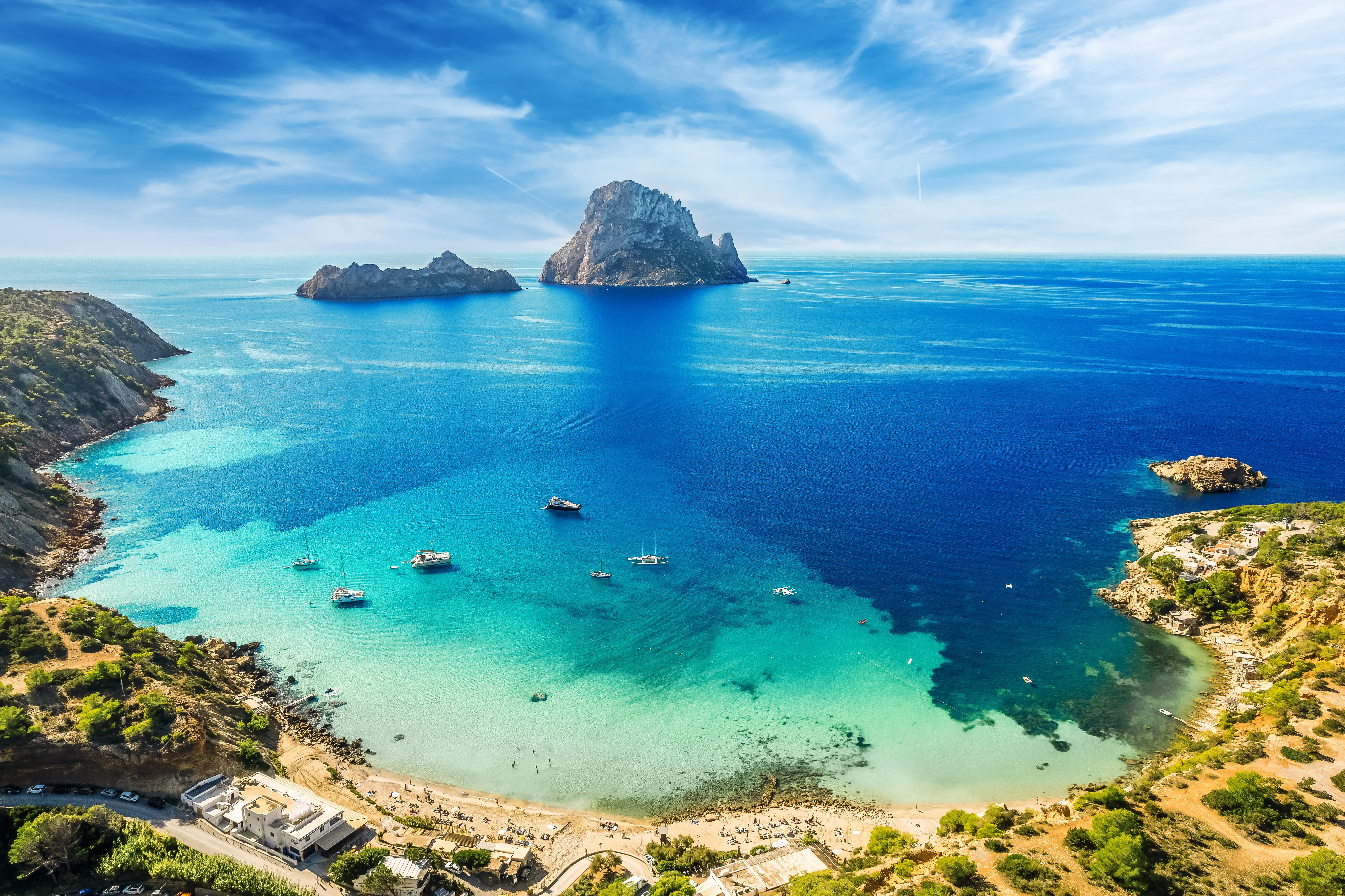 Schmale lange Bucht mit türkisem Wasser und hügelige Umgebung.
