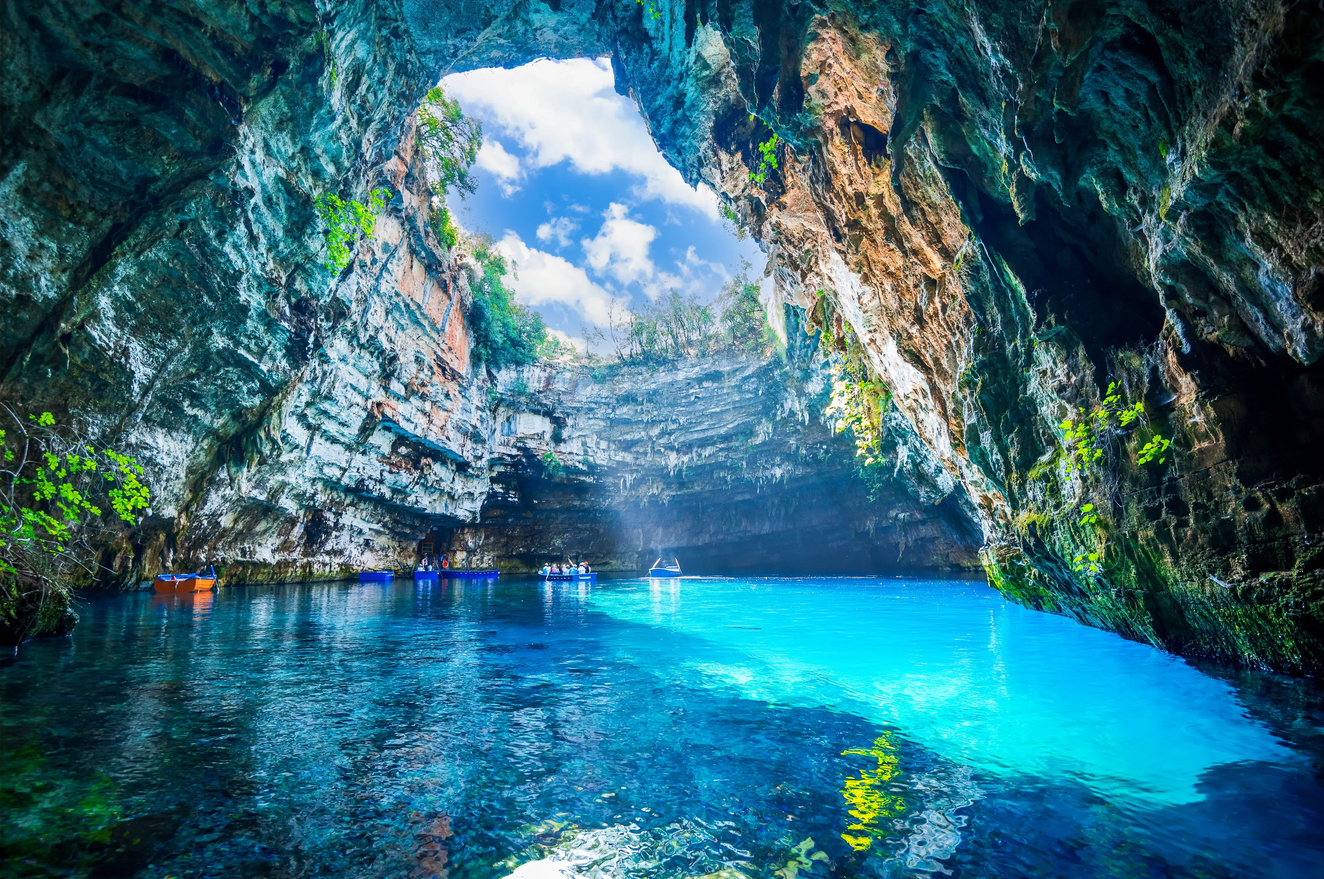 Boot auf blau leuchtendem Höhlensee