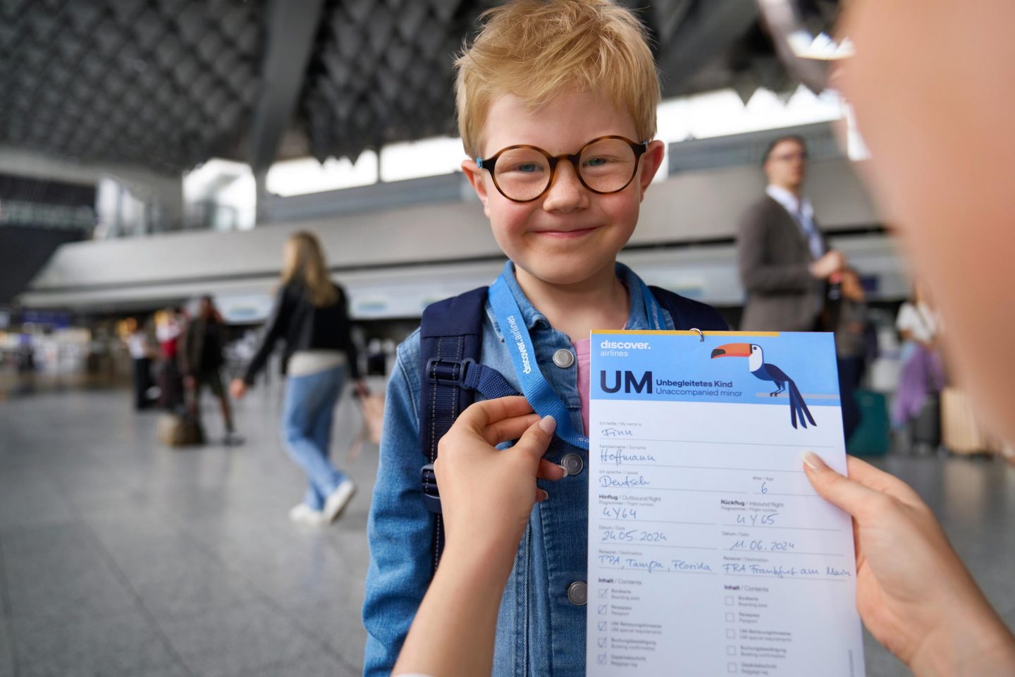 A small boy carrying a UM form