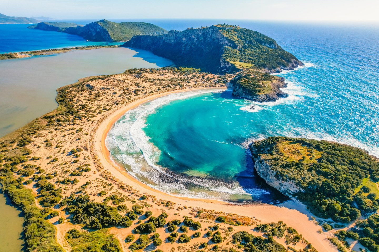 Vue aérienne de la plage de Voidokilia et de sa lagune, avec ses plages méditerranéennes, dans la mer Ionienne, près de la ville de Pylos