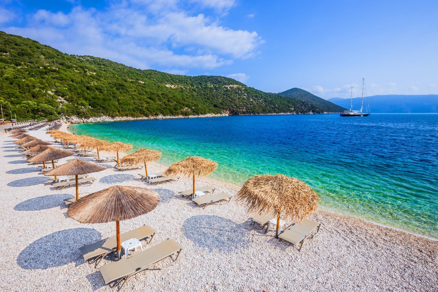 Sandstrand mit Sonnenschirmen auf Kefalonia