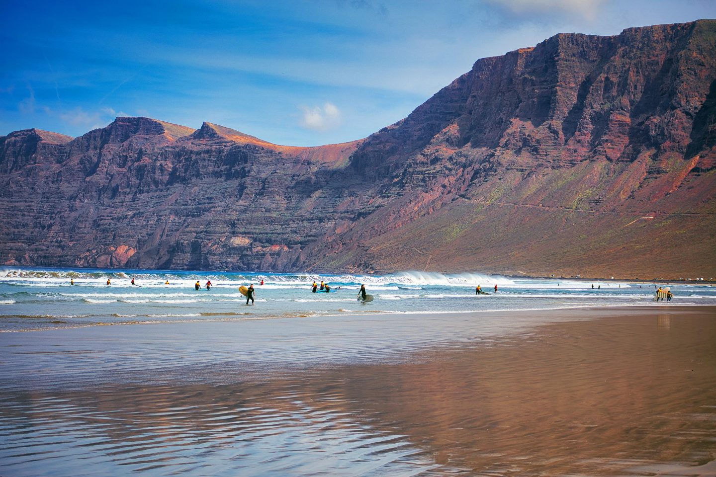 Sandstrand mit Felsen im Hintergrund auf Lanzarote