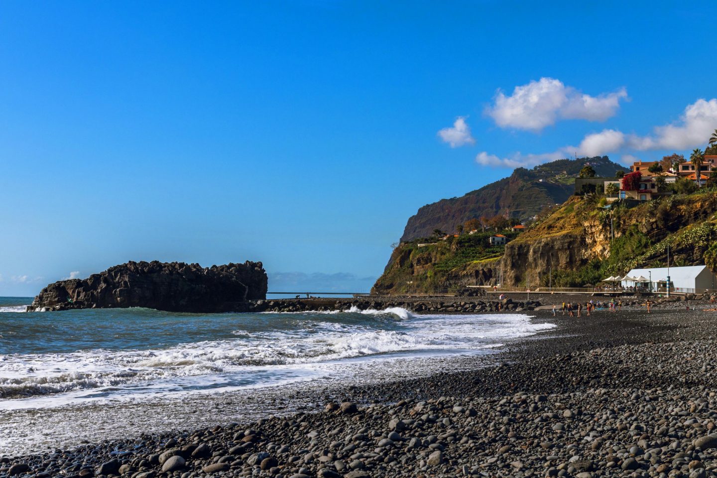 Schwarzer Steinstrand auf Madeira
