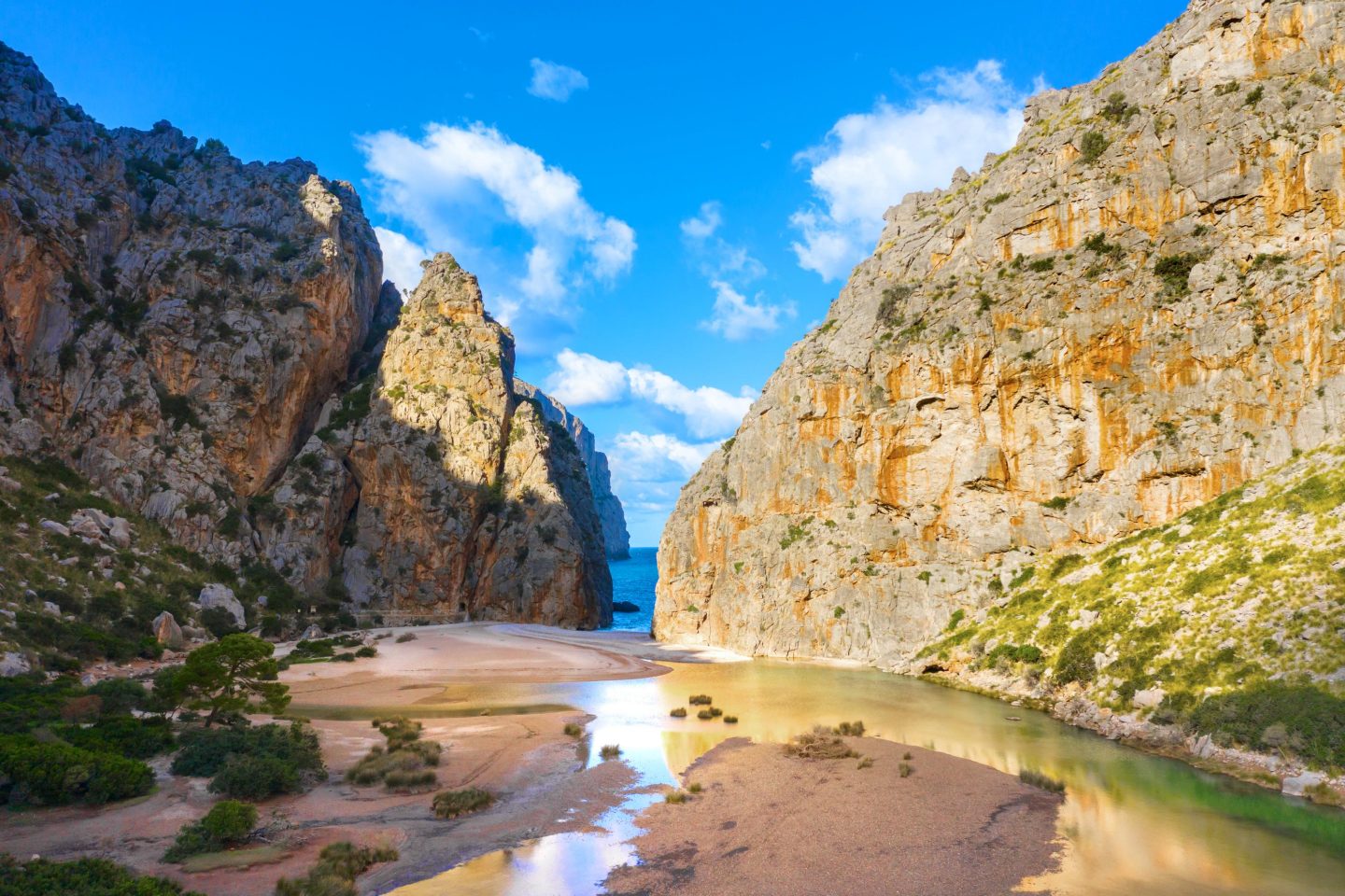 Wanderweg zwischen Felsen auf Mallorca