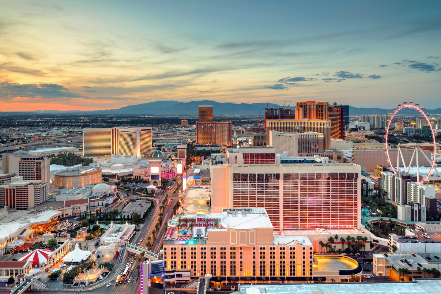 Blick auf Las Vegas mit Wüste im Hintergrund