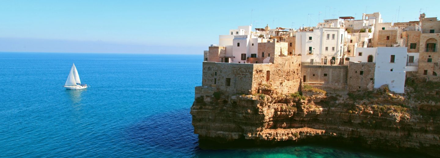 Polignano a Mare liegt direkt auf einer Klippe am Meer