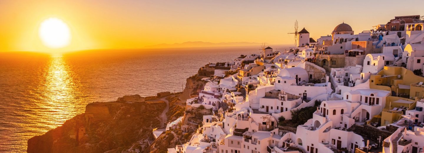 Die weißen Häuser auf Santorini bei Sonnenuntergang
