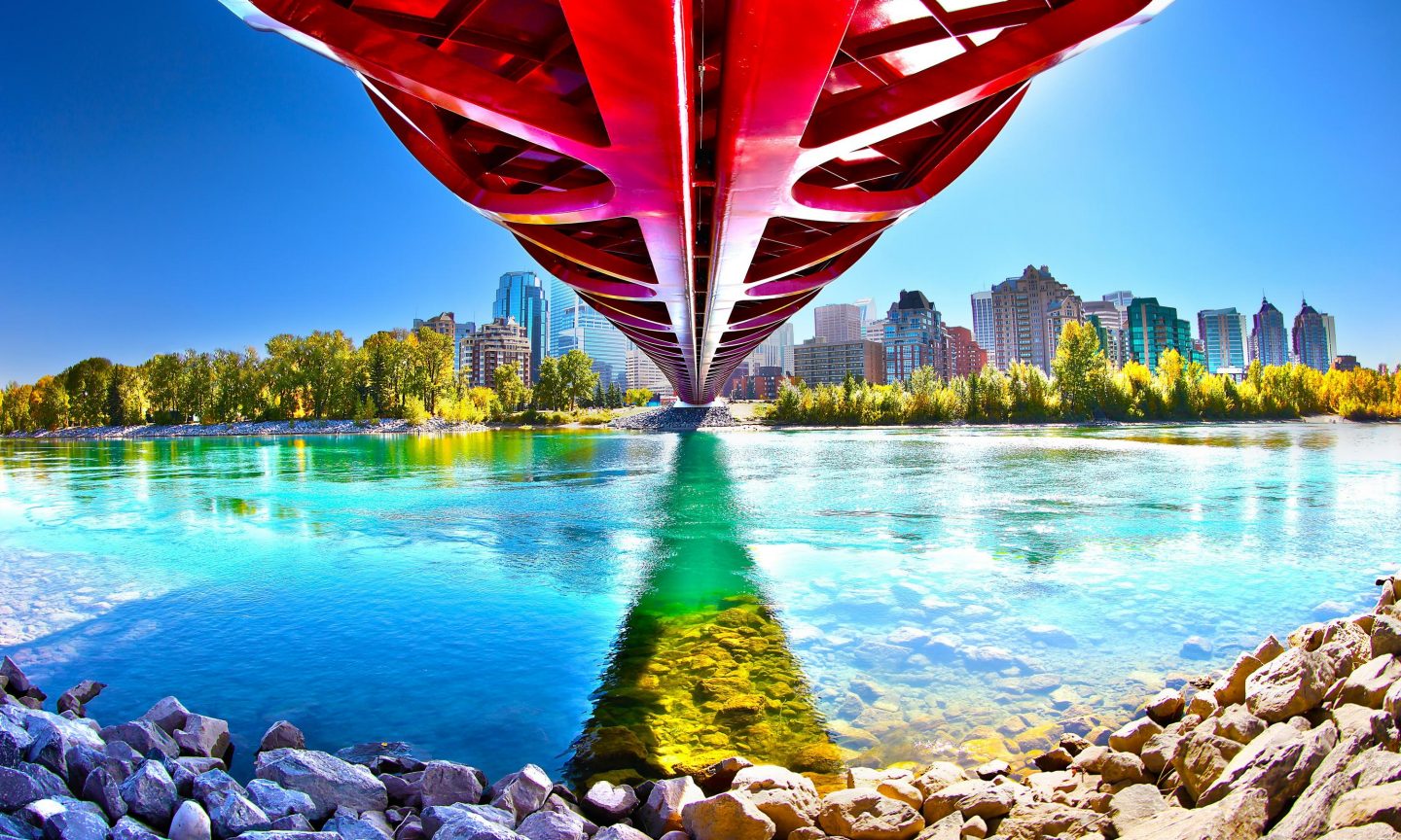 Eine rote Brücke im Calgary-Urlaub