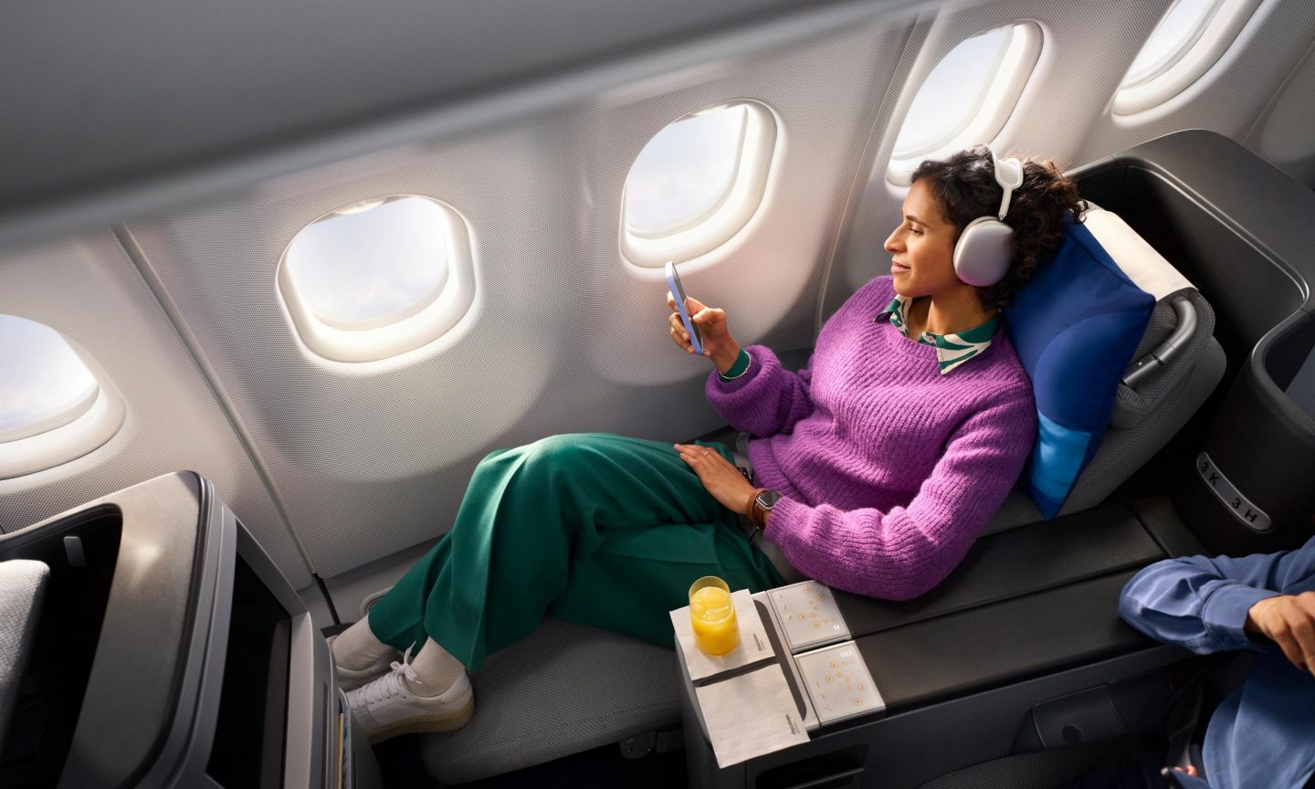 Discover Airlines Business Class Sitze Eine Frau sitzt in der Discover Airlines Business Class