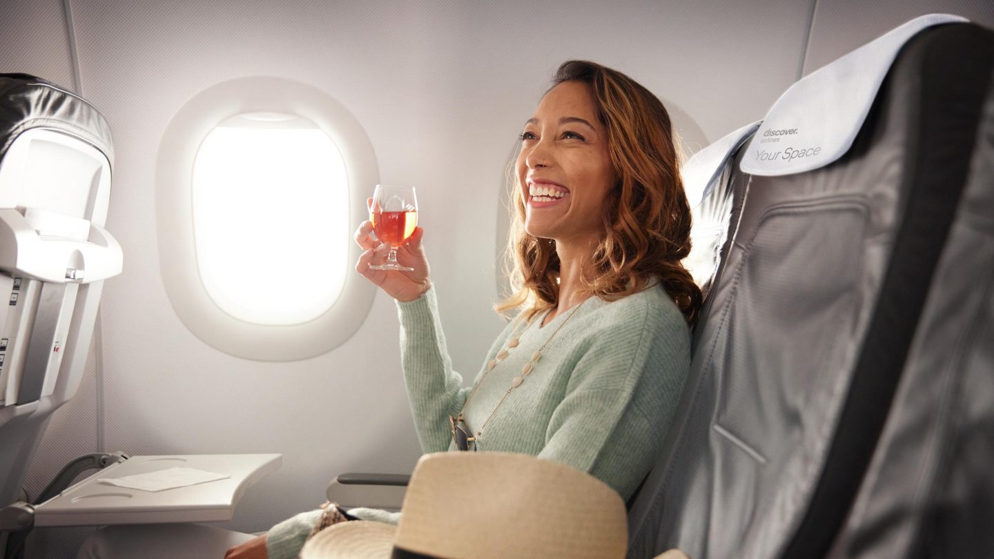 Collection of images of the Discover Airlines onboard experience in all travel classes, including short-/mid- (A320) and long-haul (A330) flights and different target groups.