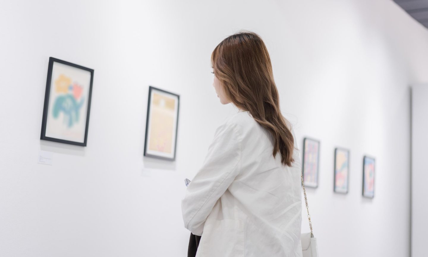 Eine Frau im Orlando Museum of Art