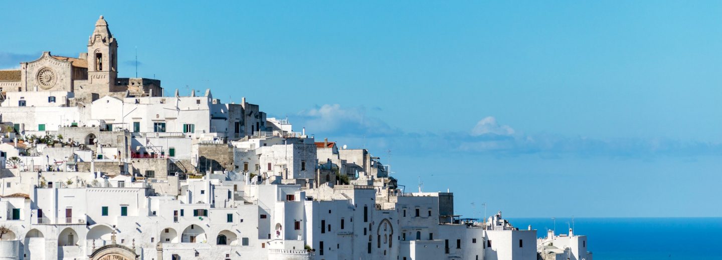 Ostuni wird auch die weiße Stadt genannt wegen ihrer zahlreichen weißen Häuser