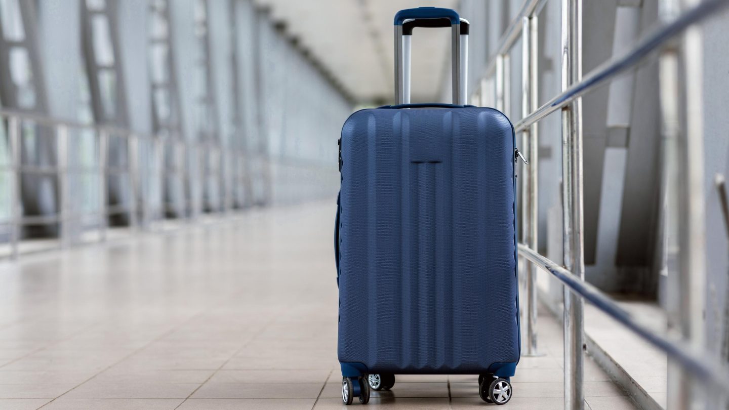 Ein Koffer am Flughafen