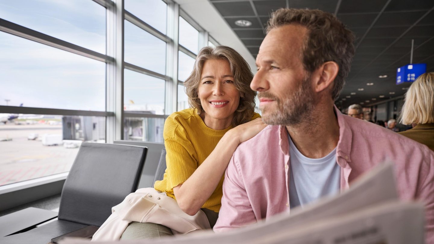 Ein Mann und eine Frau sitzen am Gate