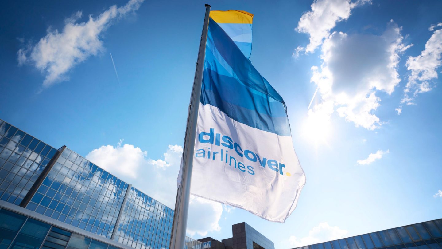 Discover Airlines Fahne am Frankfurter Flughafen