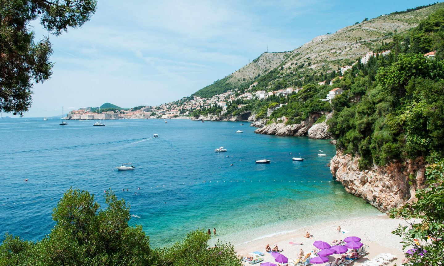 Kristallklares Wasser am Strand Sveti Jakov bei Dubrovnik