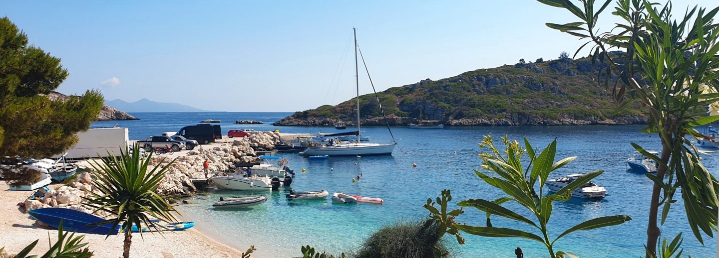 Madrakia Beach auf Zakynthos mit Segelbooten im Wasser