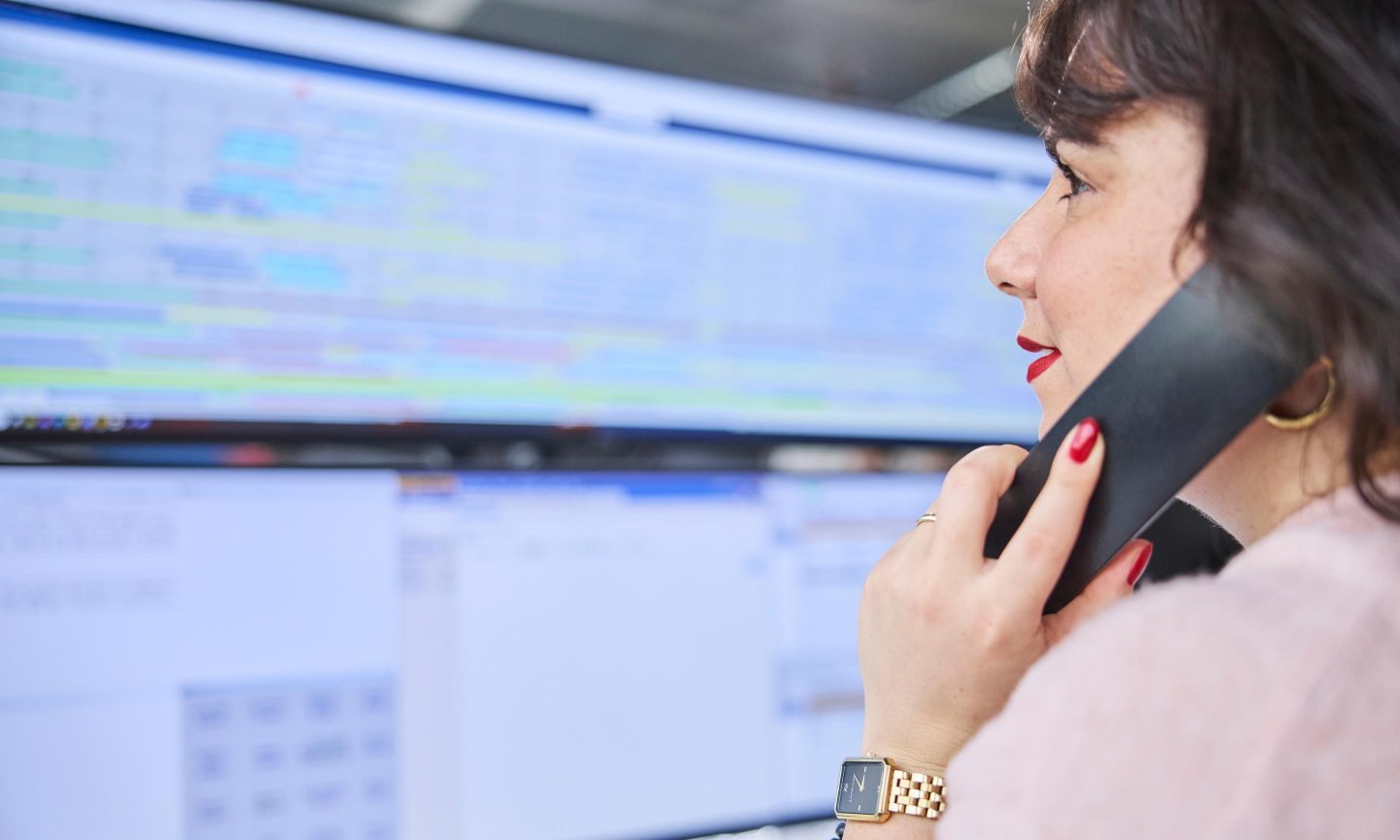 Eine Discover Airlines Mitarbeitende im Heart of Ops telefoniert