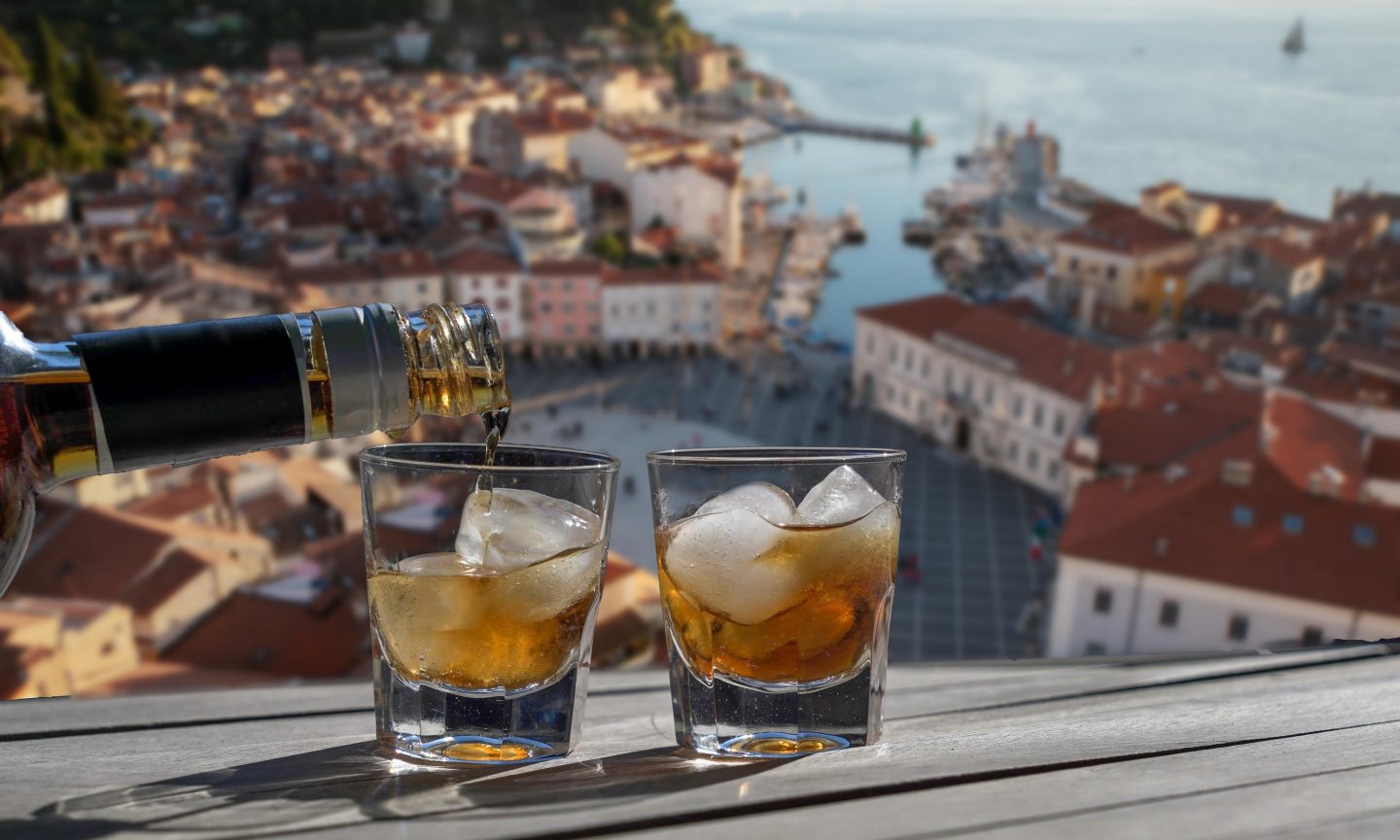 Zwei Rakijas Schnäpse mit Dubrovnik im Hintergrund