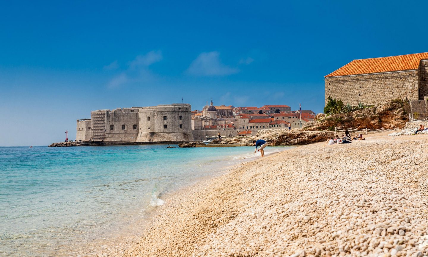 Banje Beach mit Dubrovnik im Hintergrund