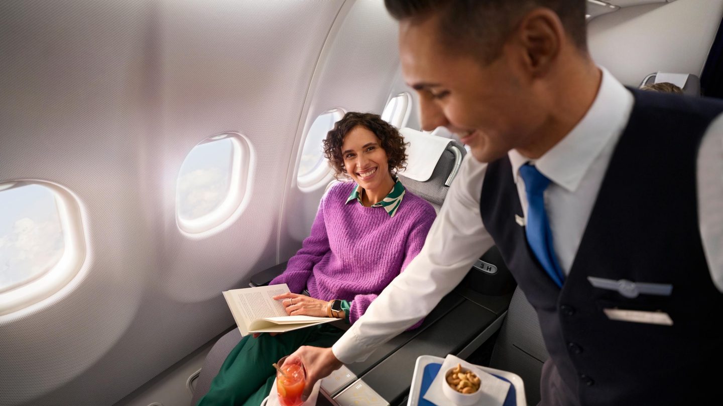 Eine Person sitzt in der Business Class