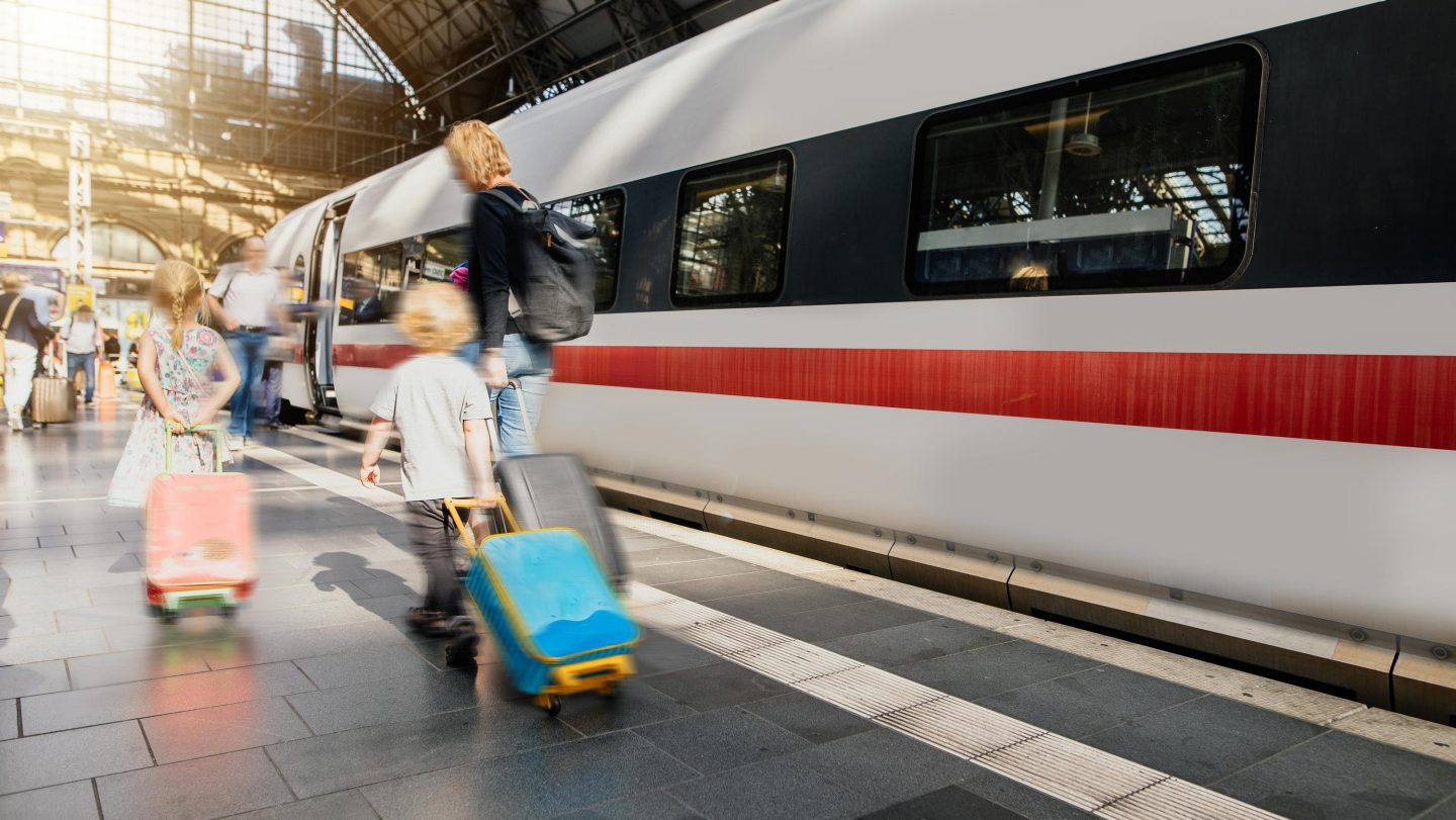 A family in front of a Deutsche Bahn ICE train