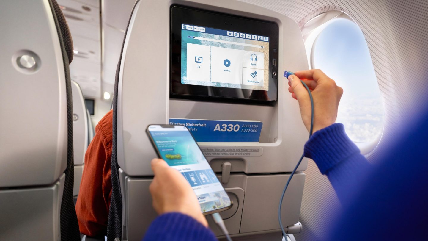 Gast schaut sich die Onboard Cloud auf dem Handy an