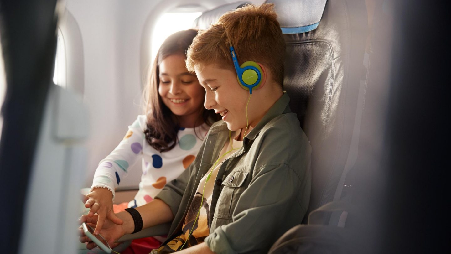 Kinder schauen sich das Onboard Entertainment an