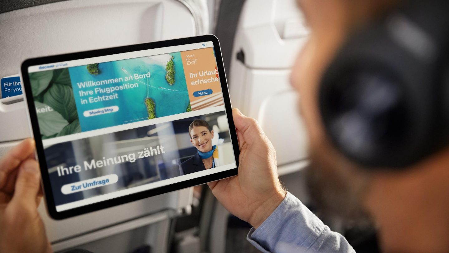 Ein Mann schaut sich die Onboard Cloud auf seinem Tablet an