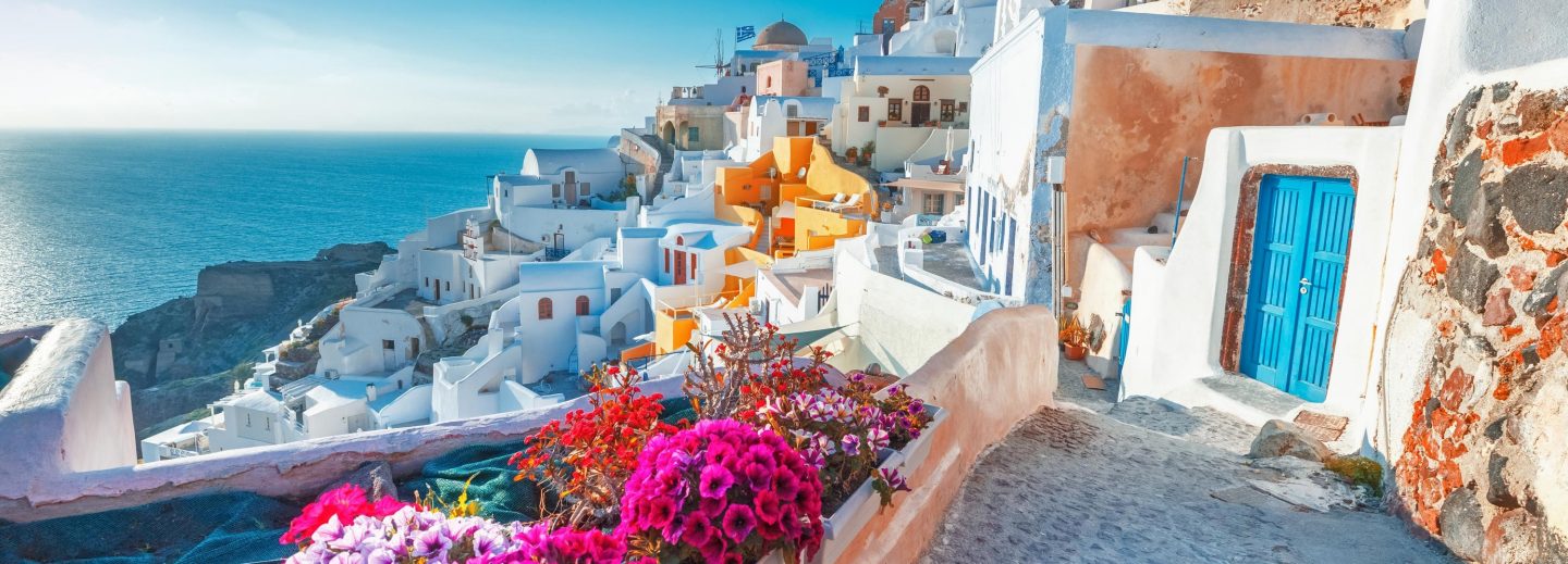 Die weißen Häuser von Oia auf Santorini