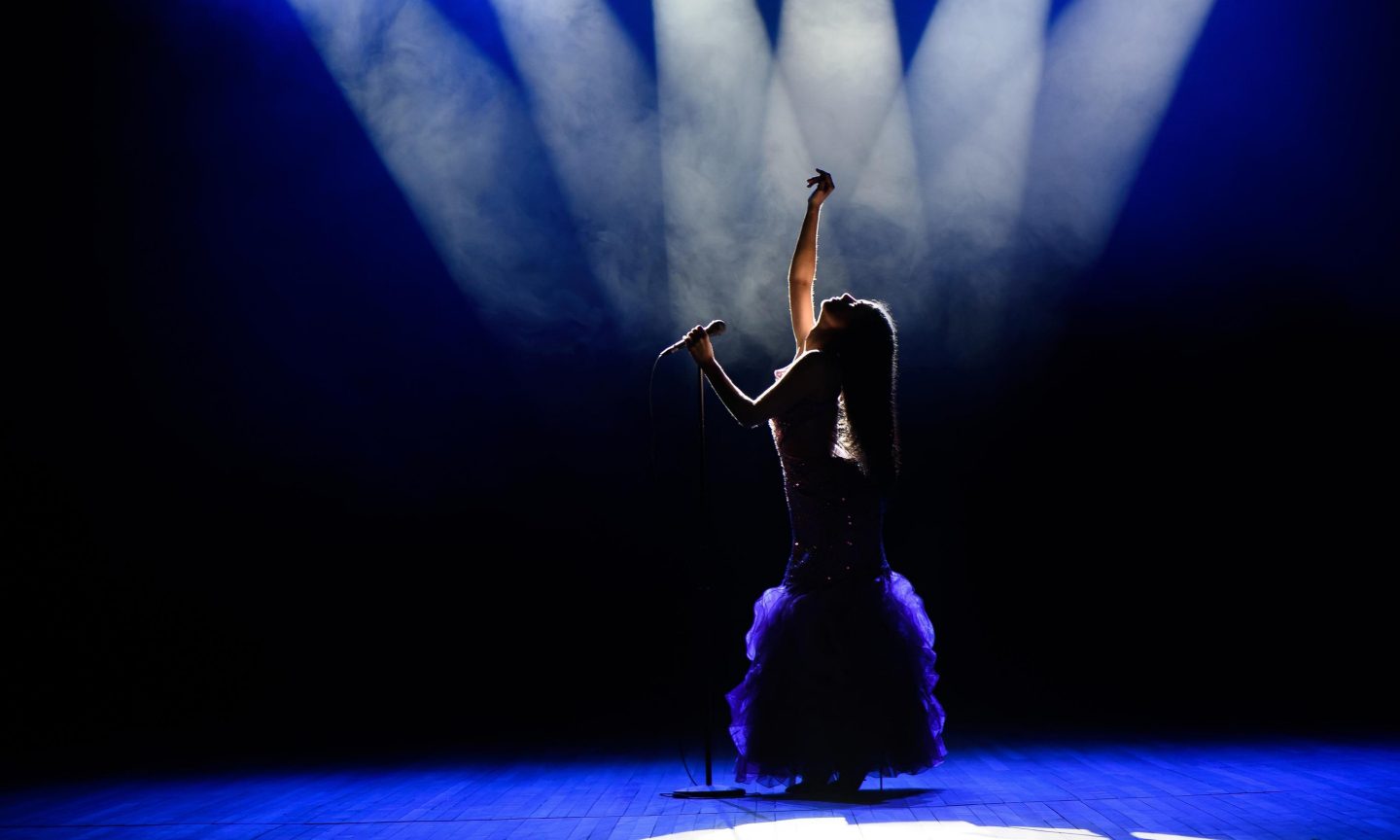 Singende Frau im Dr. Phils Center of Performing Arts in Orlando