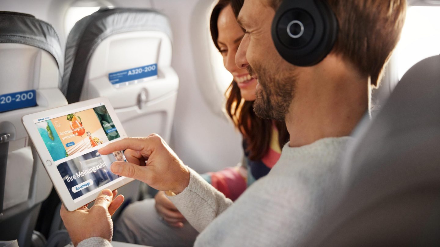 Onboard Cloud Passagier schaut sich die Onboard Cloud auf seinem iPad an