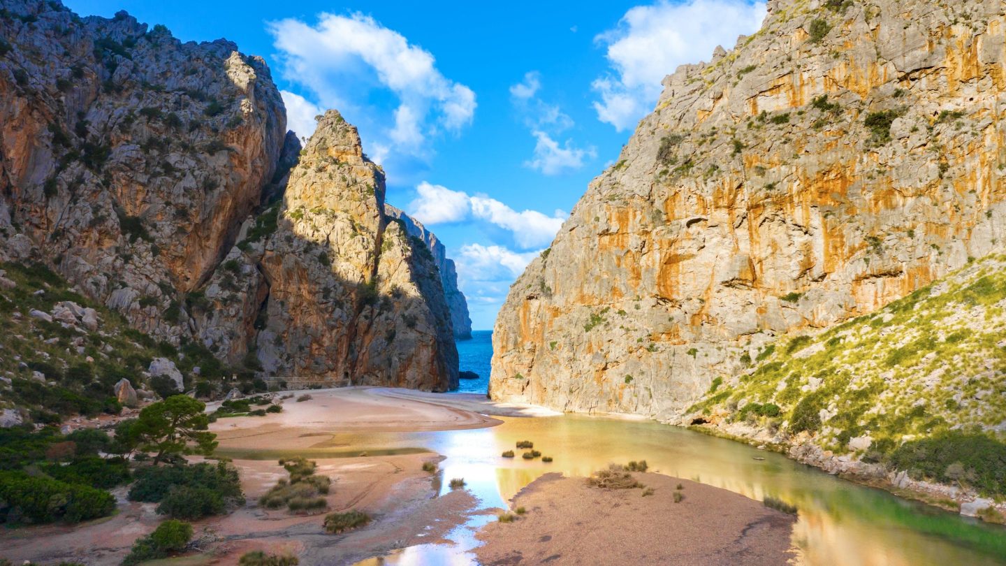 Wanderweg zwischen Felsen auf Mallorca
