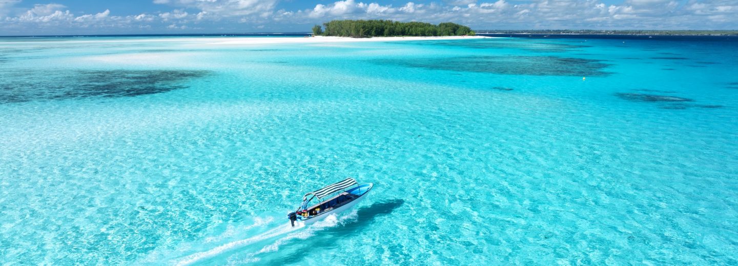 Ein Boot auf dem Weg nach Mnemba Island