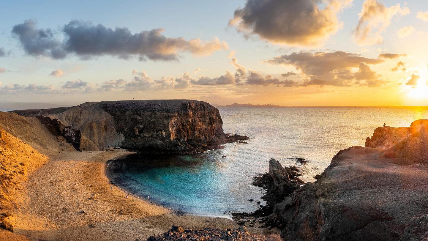 Blick von der Küste mit Klippen auf den Sonnenuntergang über dem Meer