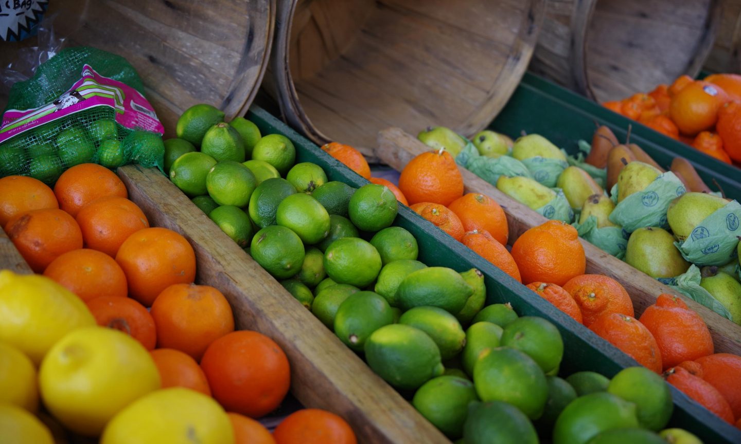 Orangen und Limetten auf einem Markt in Tampa
