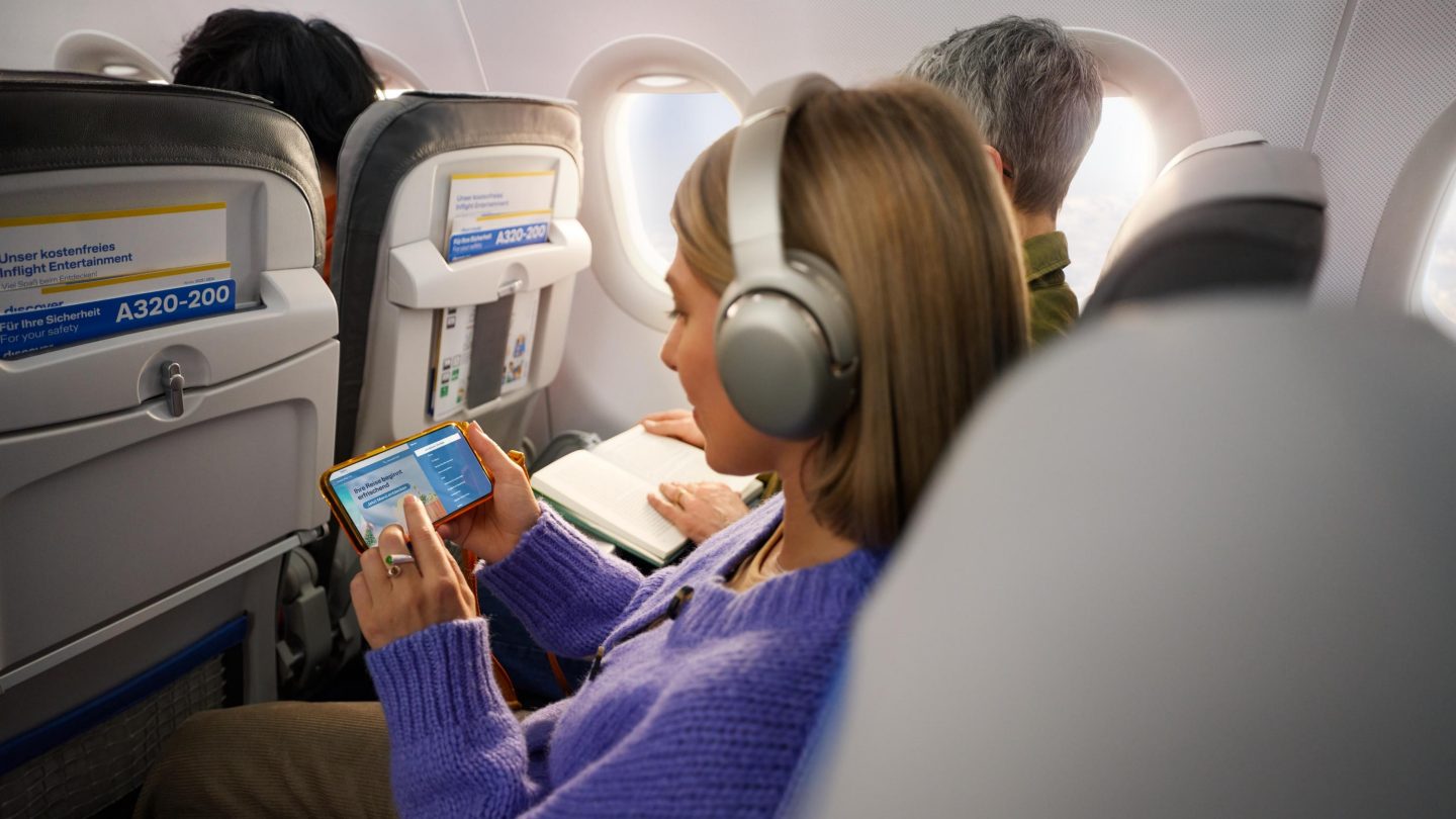 Eine Frau schaut sich die Onboard Cloud auf ihrem Handy an.