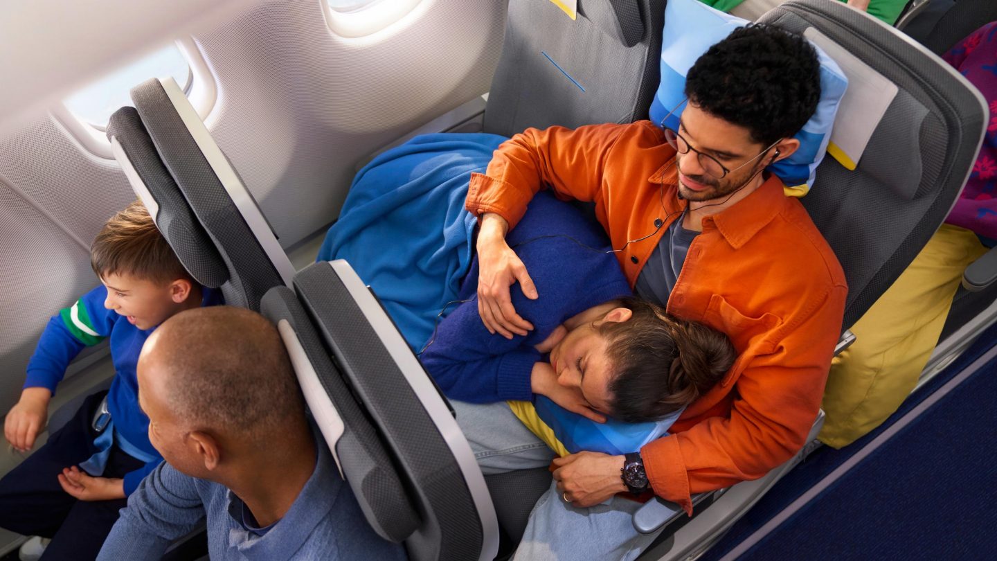 Confort en Economy Class Un couple avec une couverture en Economy Class