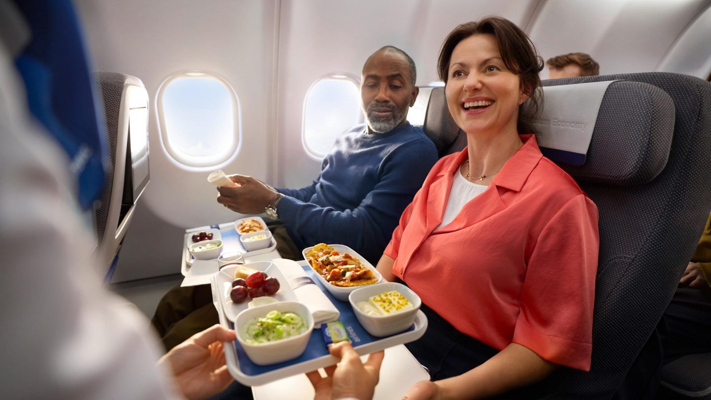 Zwei Gäste bekommen Essen serviert