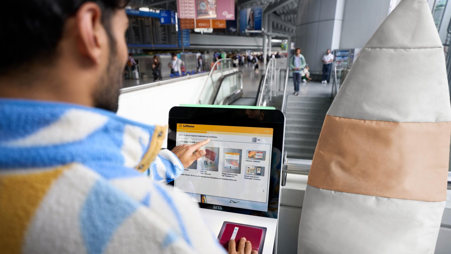 Ein Mann checkt am automatischen Check-in ein