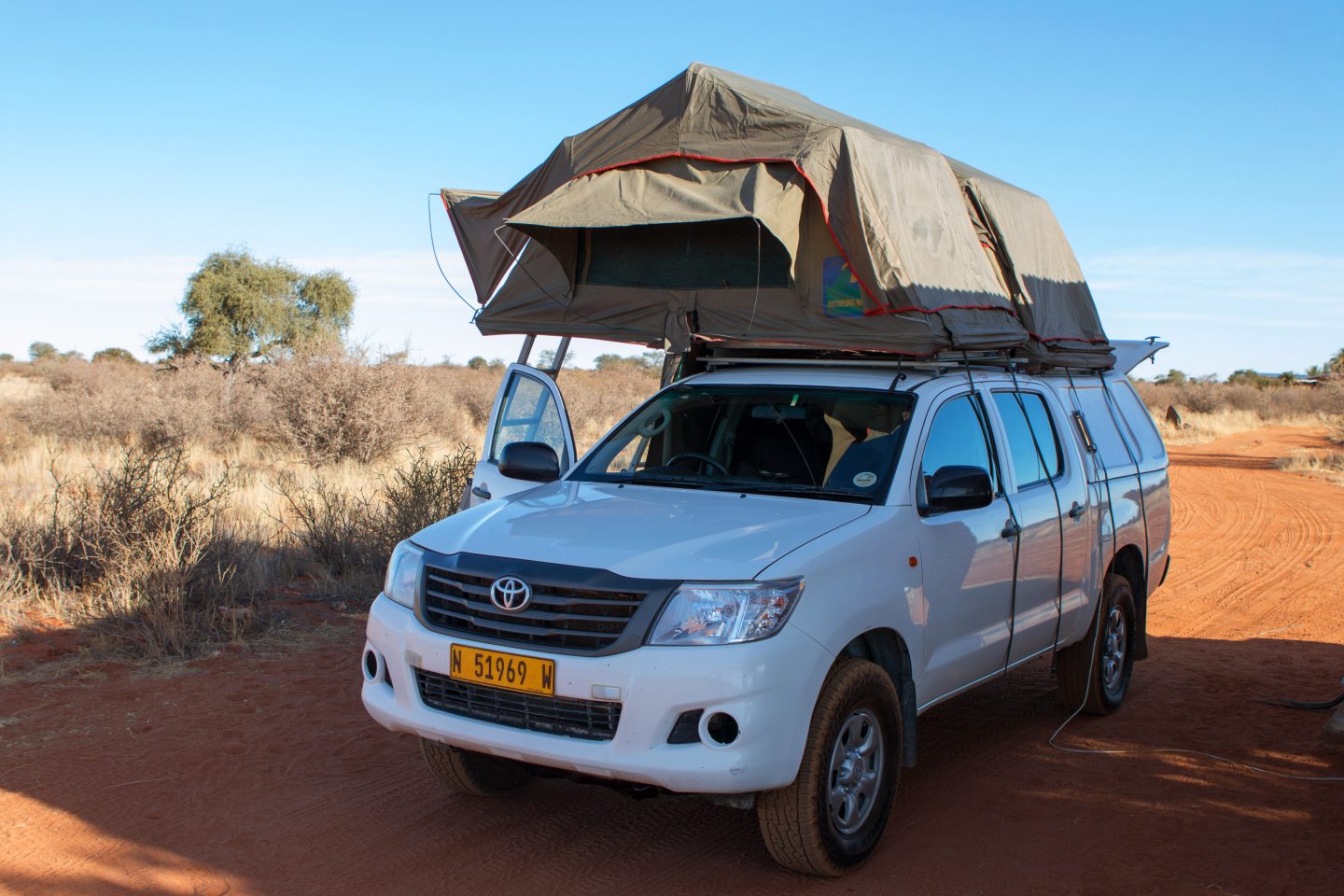 Camper mit Dachzelt