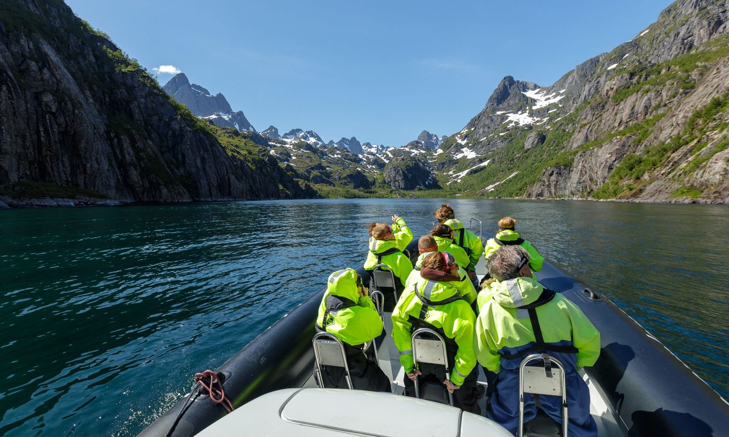 Personen machen Bootstour durch Trollfjord