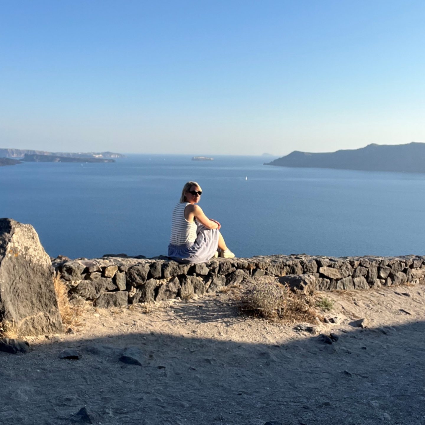 Silke, Senior Manager E-Commerce, auf Santorini