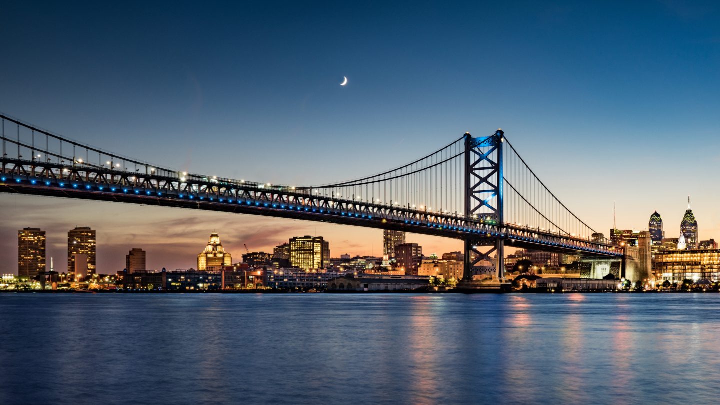 Skyline von Philadelphia mit Brücke im Vordergrund während des Sonnenuntergangs