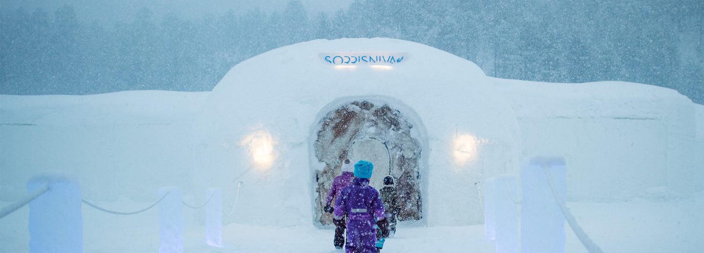 Eishotel im Schnee