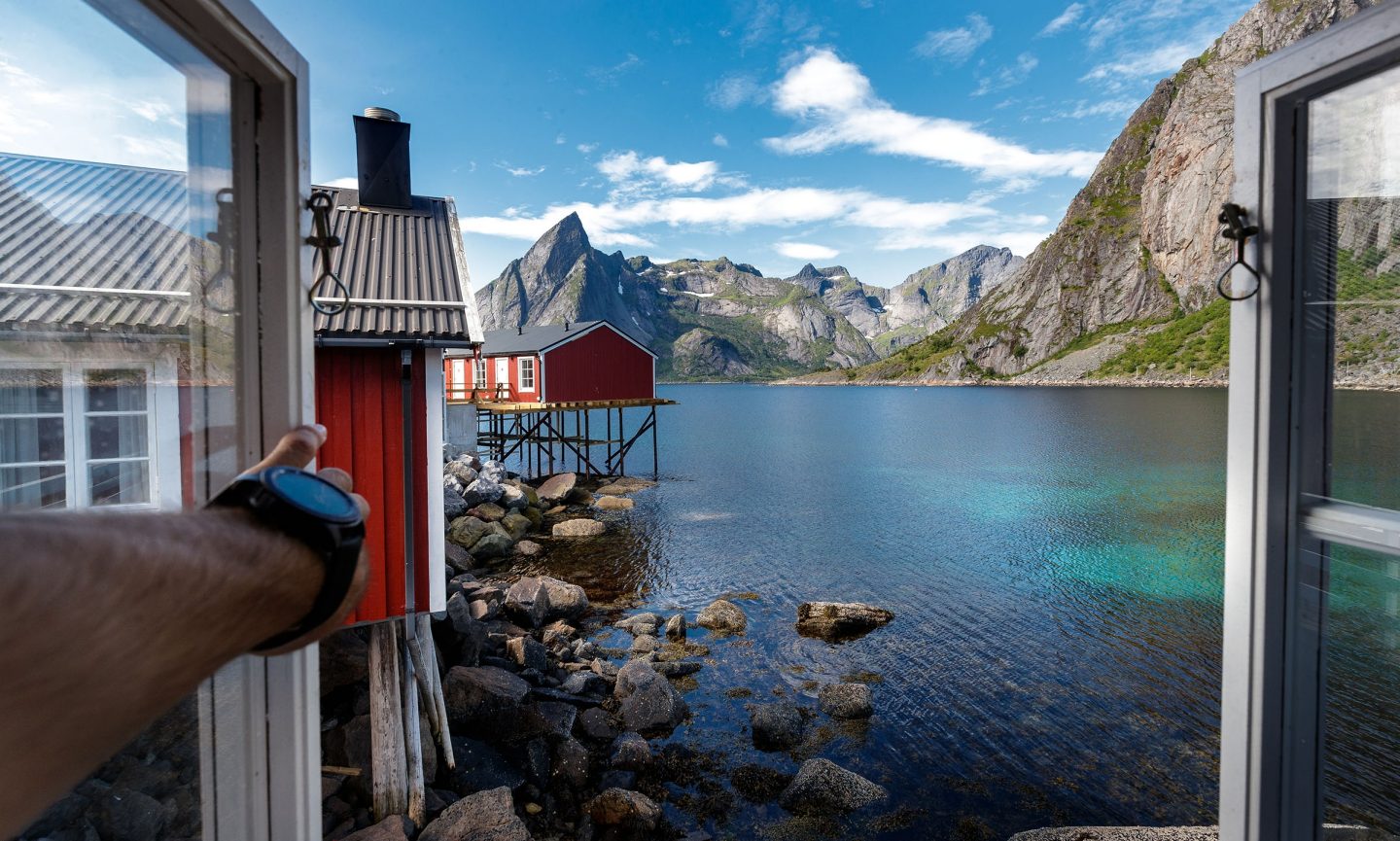 Blick auf Wasser und Berge der Lofoten