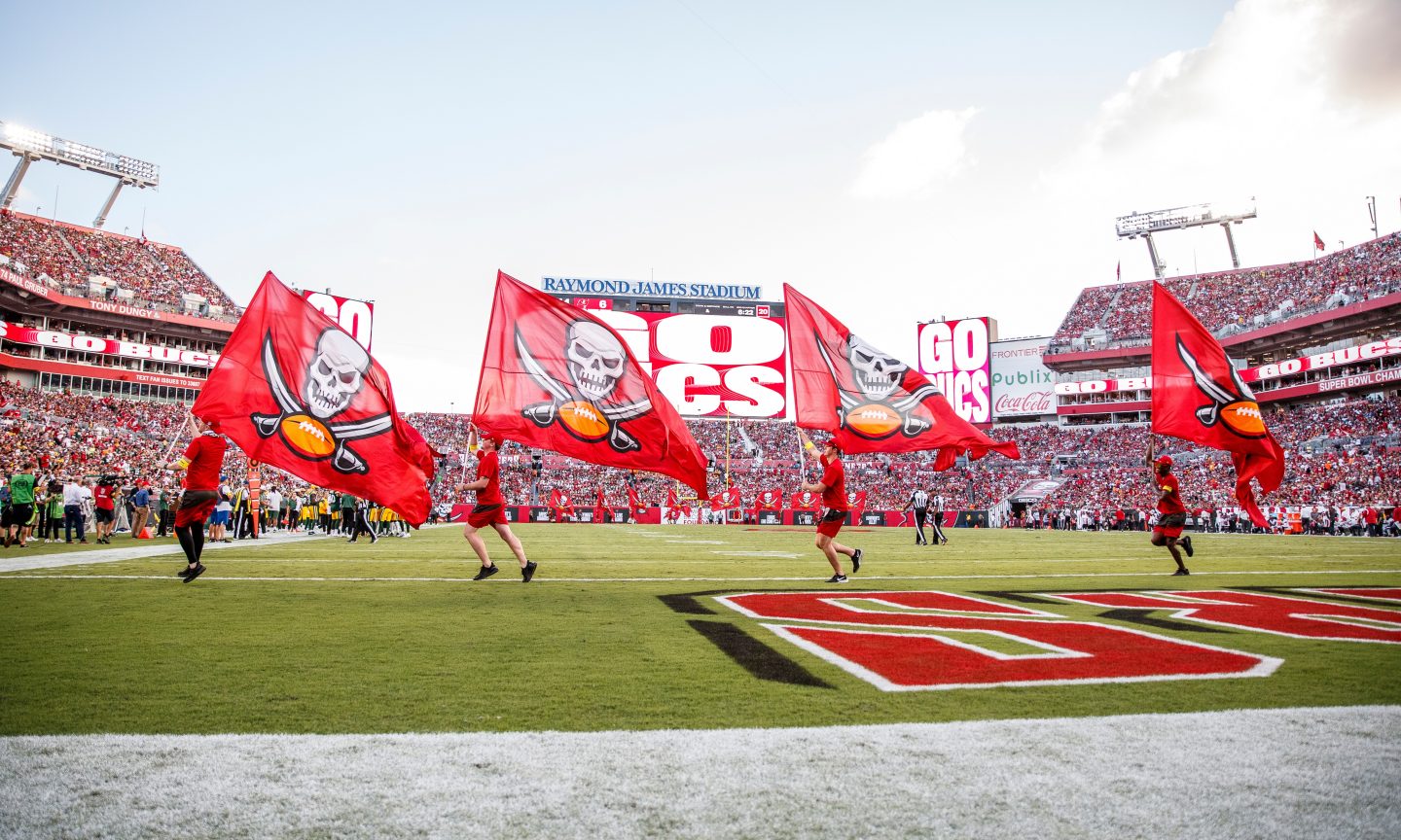 Buccaneers Flaggen im Raymond James Stadium Buccaneers Flaggen im Raymond James Stadium