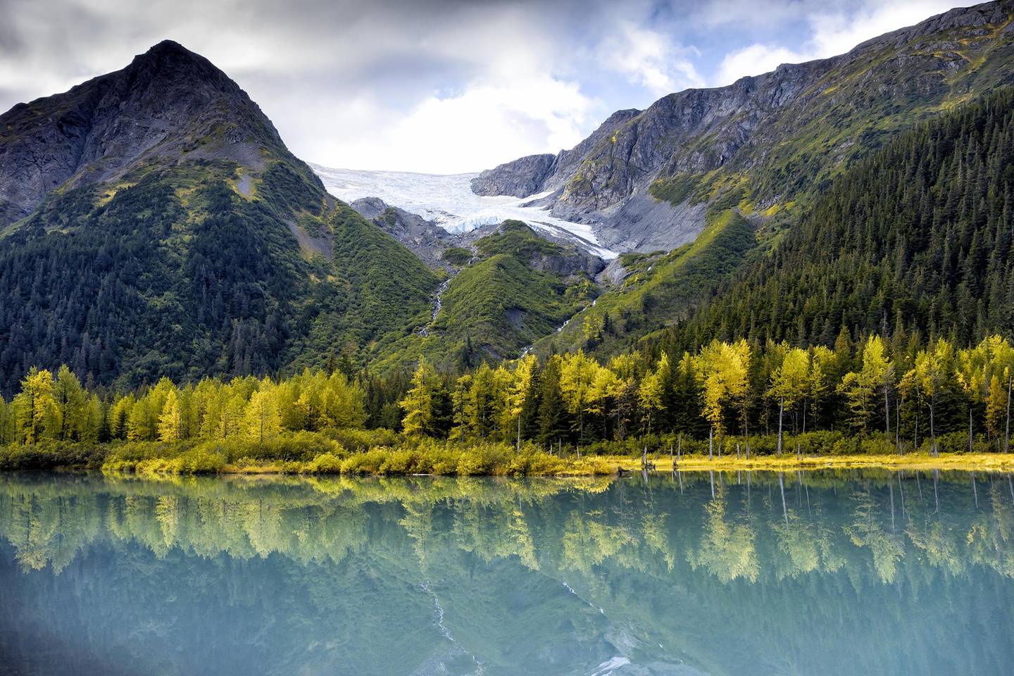 Grüne, bergige Landschaft in Alaska