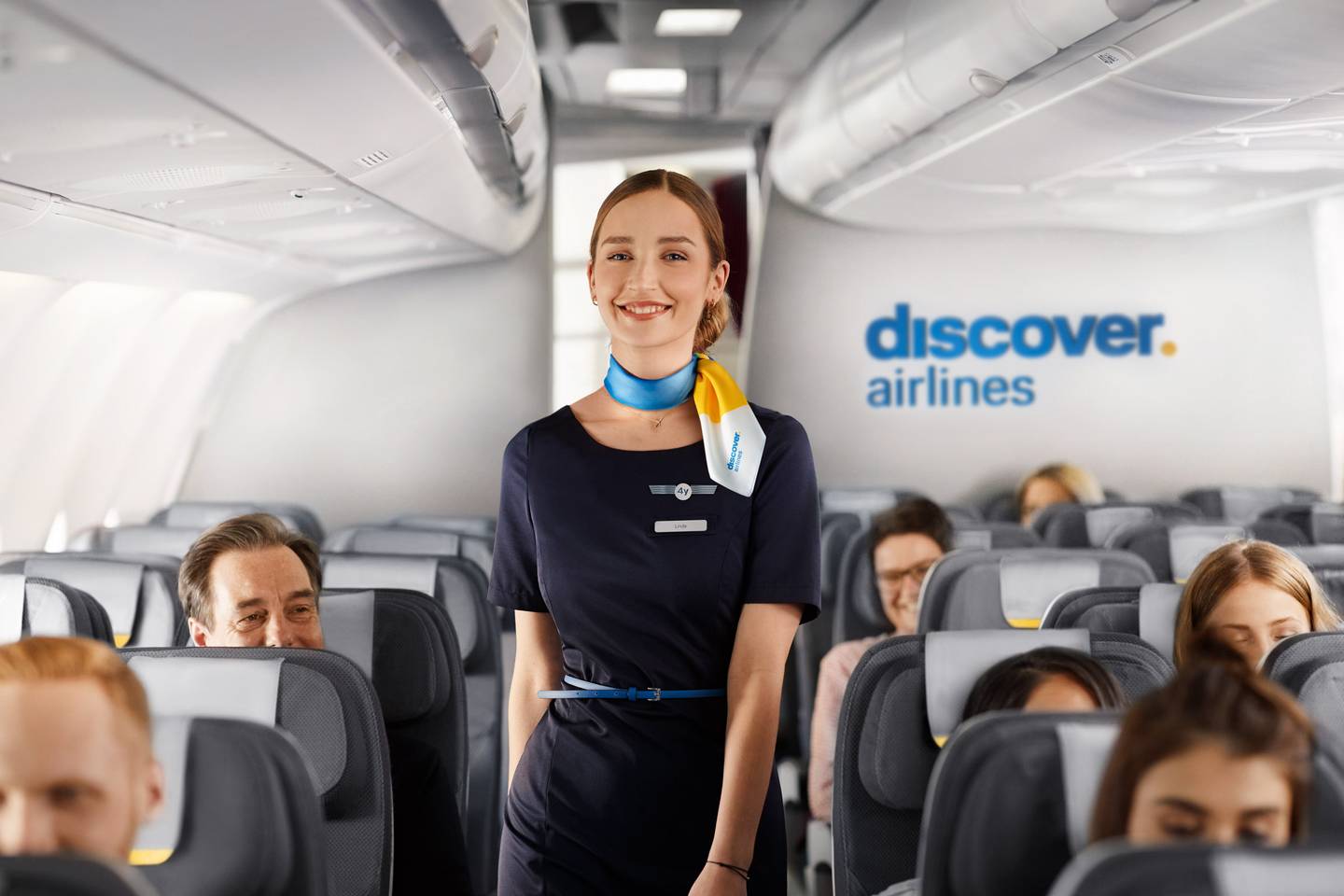 Discover Airlines Flugbegleiterin lacht